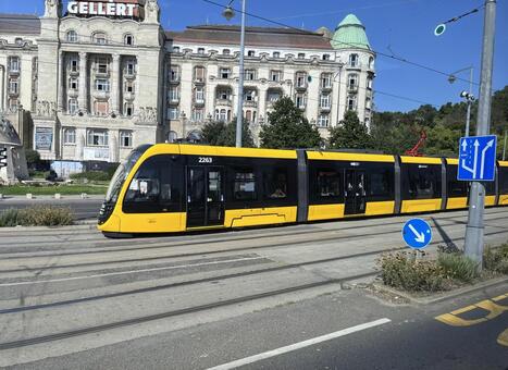 ブダペストの黄色い路面電車 ブダペスト,ハンガリー,路面電車の写真素材