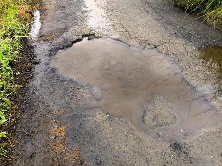 道路の水たまり 道路の水たまり 道路,水たまり,ポットホールの写真素材