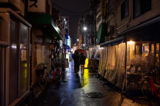 雨の路地裏 雨の路地裏 路地裏,路地,浅草の写真素材
