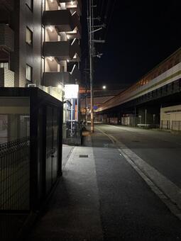 街灯に照らされた歩道と高架 夜,夜道,深夜の写真素材