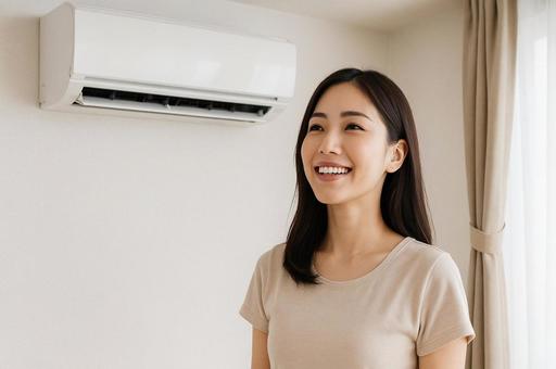 エアコンの風に涼む女性・夏の室内・冷房 エアコンの風に涼む女性・夏の室内・冷房の写真