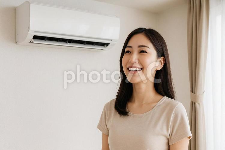 エアコンの風に涼む女性・夏の室内・冷房 エアコン,涼む,女性の写真素材