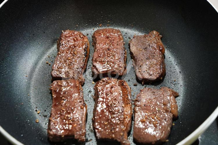 香ばしく焼き上げた北海道産のエゾシカ エゾシカ,ジビエ,鹿肉の写真素材