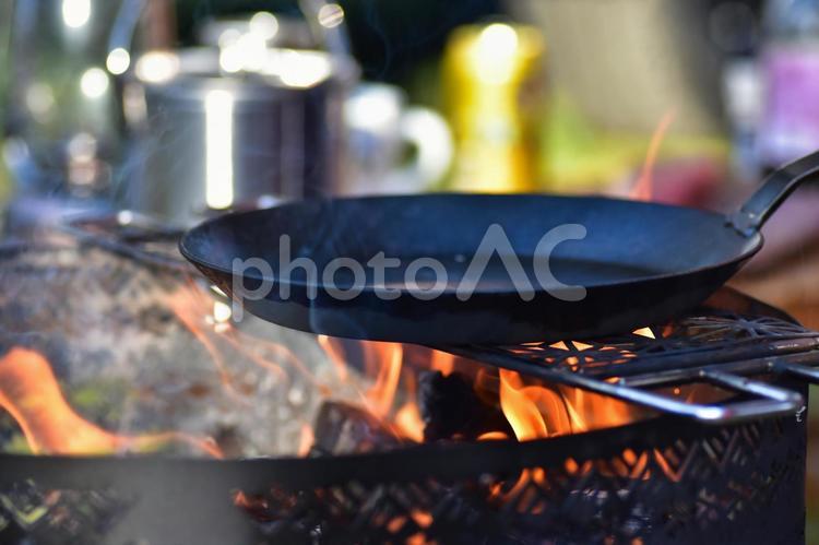 赤々と燃える焚火台とフライパン 焚火台,bbq,バーベキュウの写真素材