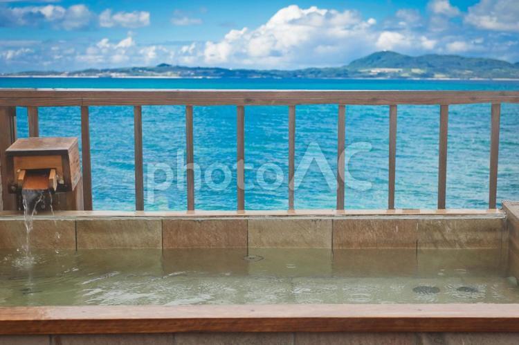 海と温泉のイメージ 温泉,露天風呂,旅の写真素材