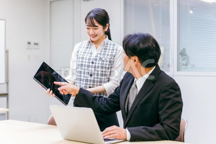 オフィスで仕事する男女（タブレット） ビジネス,事務,経理の写真素材