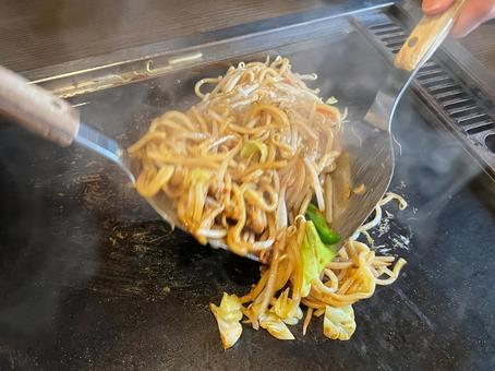 焼きそばをつくっているところ 焼きそばをつくっているところの写真