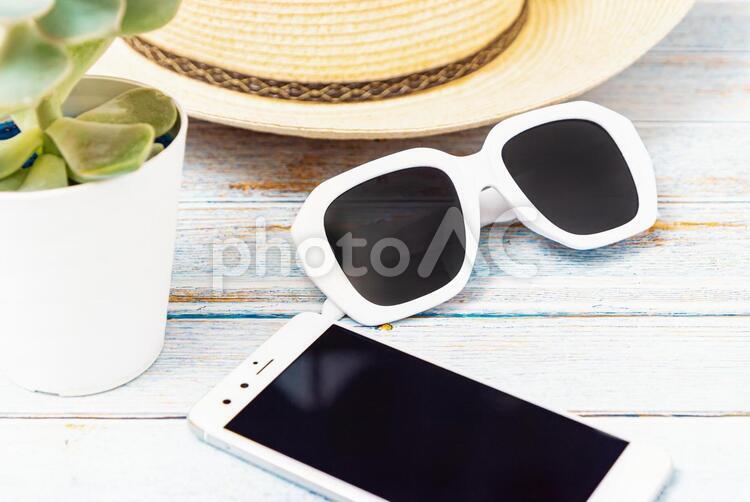 夏イメージ　スマホ スマホ,ファッション,スマートフォンの写真素材