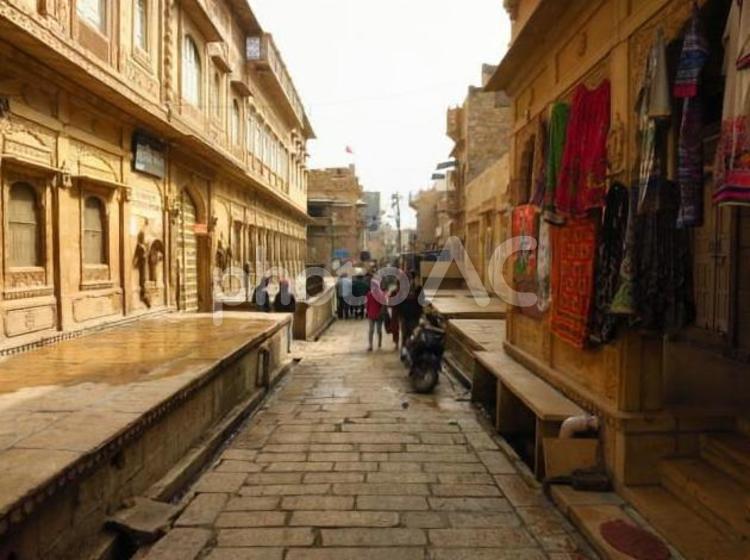 インド　ジャイサルメールの裏路地　9 飾り窓,インド,ジャイサルメールの写真素材