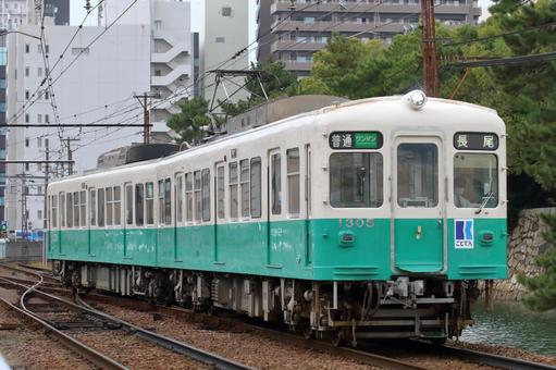 ことでん長尾線、1300形、1305編成の写真