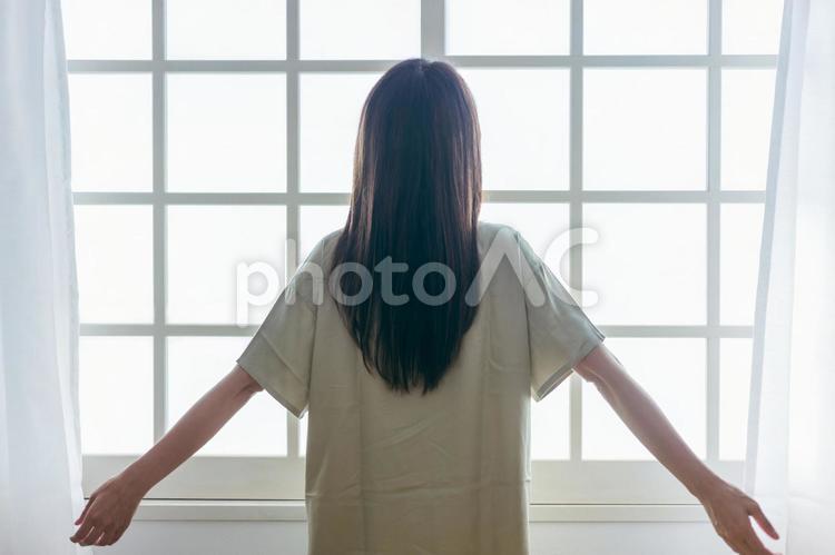深呼吸・朝活のイメージ（パジャマ） 深呼吸,朝活,呼吸の写真素材