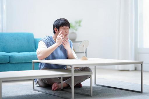 胡坐で鏡で顔を見ている男性 男性,鏡,見るの写真素材