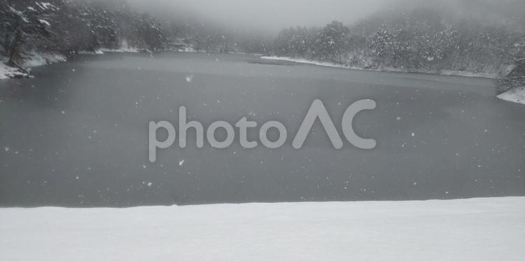 雪の降る凍り付く池 冬,登山,冬山の写真素材
