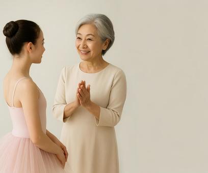 孫を応援するシニア女性の温かな表情 孫を応援するシニア女性の温かな表情の写真