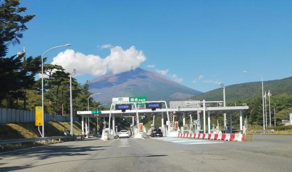 東富士五湖道路須走料金所と夏の富士山 東富士五湖道路須走料金所と夏の富士山 須走料金所,東富士五湖道路,料金所の写真素材