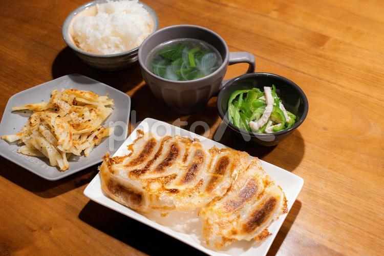 焼き餃子と彩り副菜のバランス和中華定食 餃子,焼き餃子,中華料理の写真素材