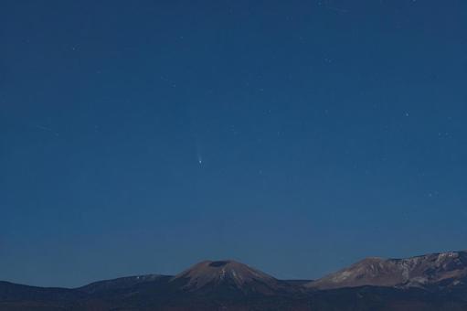 レモン彗星が吾妻小富士に降り注ぐの写真