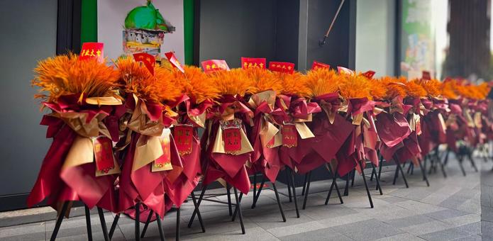 中国の開店祝いに並ぶ華やかな装花 中国,開店祝い,開業祝いの写真素材