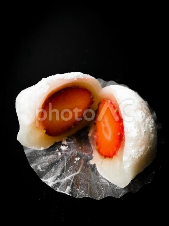 いちご大福を半分に切った断面のイメージ素材　縦位置 いちご大福,大福,和菓子の写真素材