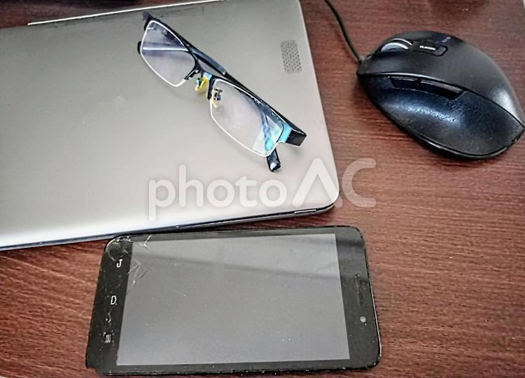 ノートパソコン　スマホ　マウス　メガネ　 ノートパソコン,パソコン,スマホの写真素材