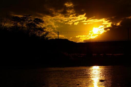 雲の狭間の夕日の写真