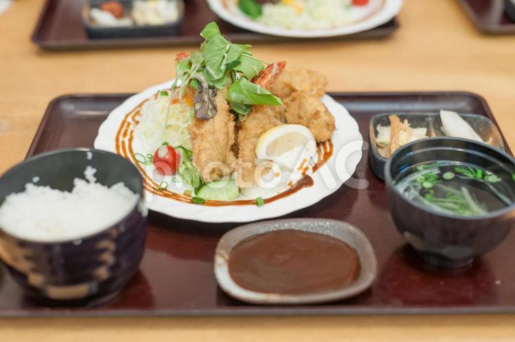 エビフライと牡蠣フライランチ ランチ,昼食,定食の写真素材