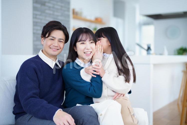 内緒話する女の子と家族 家族,女の子,女性の写真素材