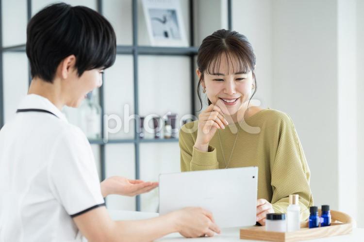 エステサロンの受付 エステサロン,カウンセリング,女性の写真素材