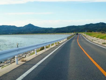 爽やかな湖畔の道路 爽やかな湖畔の道路の写真