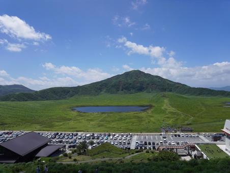 草千里と駐車場 草千里と駐車場の写真
