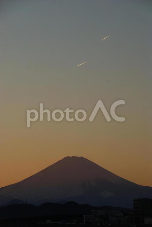 風景　夕焼け富士と光る飛行機雲 風景,富士山,夕焼けの写真素材