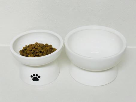 器に入ったペットフードと水 器に入ったペットフードと水 ペットフード,キャットフード,ドッグフードの写真素材