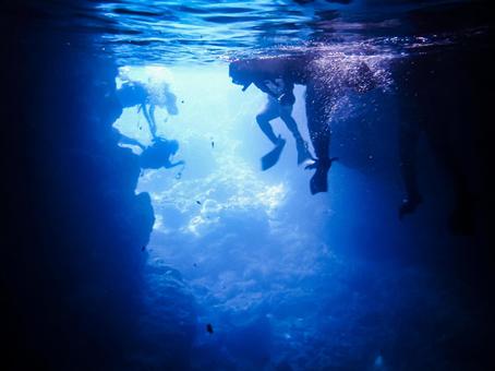 沖縄の青の洞窟で泳ぐダイバー 沖縄の青の洞窟で泳ぐダイバー 青の洞窟,沖縄,海の写真素材