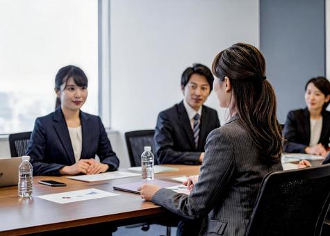 ビジネス会議でのディスカッション ビジネス会議でのディスカッションの写真