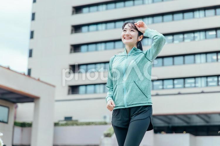 都会でトレーニングする女性（汗） 汗,運動,デトックスの写真素材