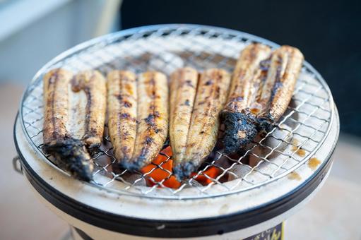 七輪でうなぎの蒲焼 七輪でうなぎの蒲焼 七輪,うなぎの蒲焼,炭火焼きの写真素材