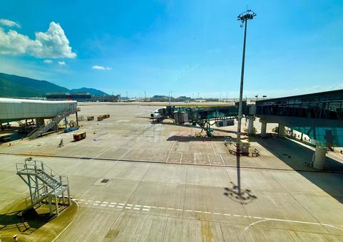 香港国際空港の駐機場と山とブルースカイ 青空,空,ブルースカイの写真素材