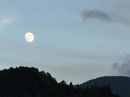 空に浮かぶ月 風景,自然,月の写真素材