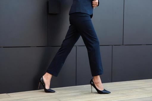 パンツスースのビジネスウーマンのハイヒールを履いた足元ピンヒール ビジネスウーマン,ビジネス,女性の写真素材