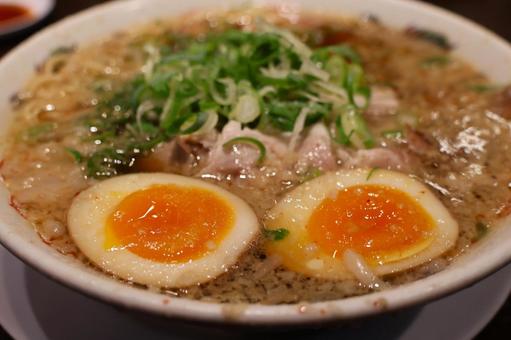 ラーメン店の味玉ラーメン ラーメン店の味玉ラーメンの写真