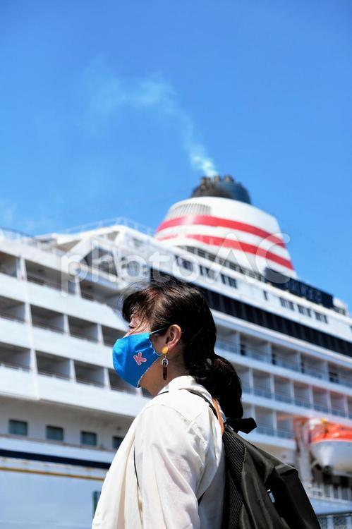 大型クルーズ船とマスク姿の女性ツーリスト 大型クルーズ船,女性,クルーズ船の写真素材