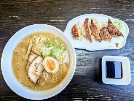 ラーメン餃子セット ラーメン餃子セットの写真