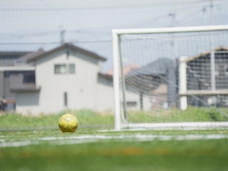サッカーボール サッカー場 ゴール サッカーボール サッカー場 ゴール コピースペース,サッカーボール,ゴールポストの写真素材