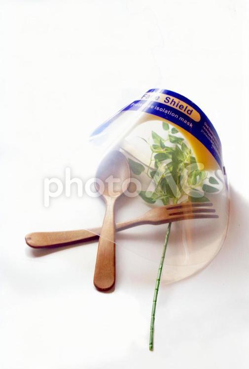 飲食とウイルス対策 コロナウイルス,フェイスシールド,ウイルスの写真素材