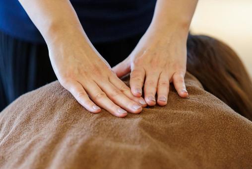 マッサージ マッサージ,日本人,施術の写真素材
