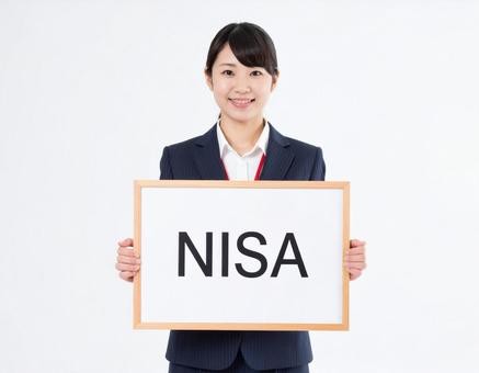 NISAと書いたボードをもつ女性社員 NISAと書いたボードをもつ女性社員の写真