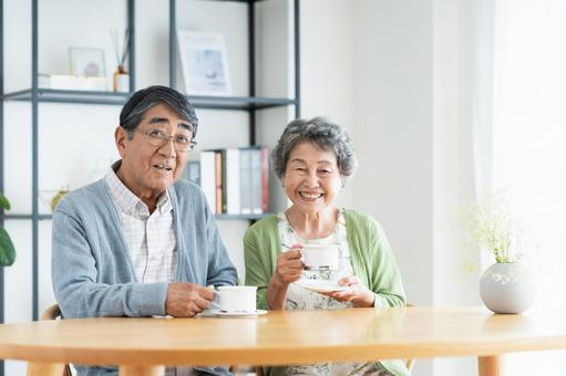 自宅でくつろぐシニアの夫婦 シニア,夫婦,コーヒーの写真素材