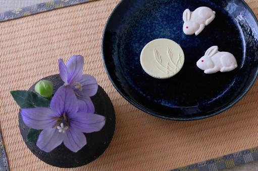 桔梗とお月見モチーフの干菓子 桔梗とお月見モチーフの干菓子 月見,十五夜,うさぎの写真素材