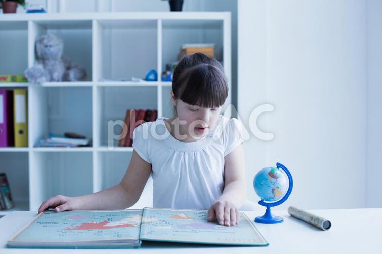 地図を見るダウン症の女の子 ダウン症,女の子,地図の写真素材