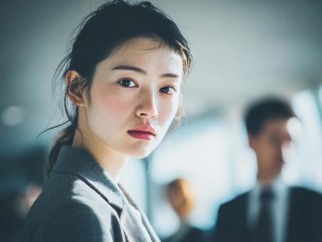 カメラ目線のスーツの女性 カメラ目線のスーツの女性の写真